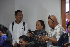 Marlowe mengamati budayawan Mas Ruscitadewi dan Wayan Juniarta melakukan flagging dan reporting di YouTube